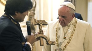 Evo Morales entregando a cruz para o Papa. (Foto: Associated Press)